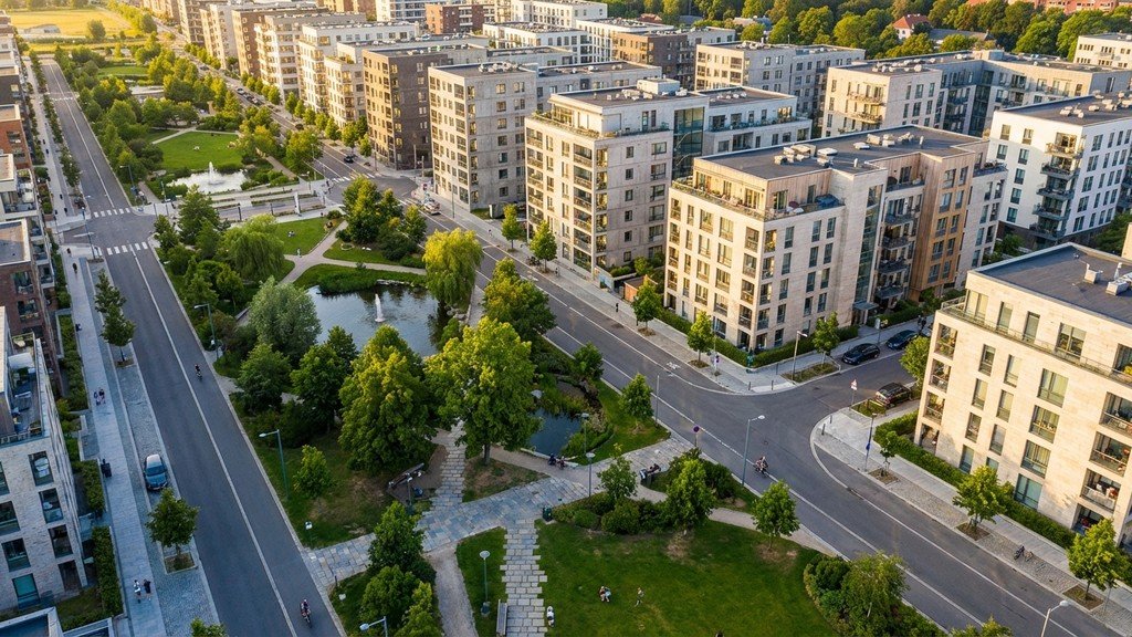 מבט עילי על שכונת מגורים מודרנית עם פארקים ירוקים ותשתיות מפותחות